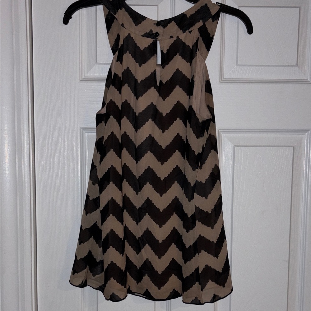 Chevron Pattern Sleeveless Top - Picture 3 of 4